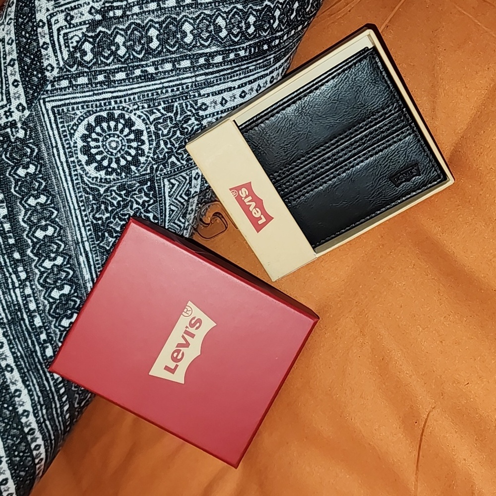 NWT/B Mens Levi's Mens Wallet.